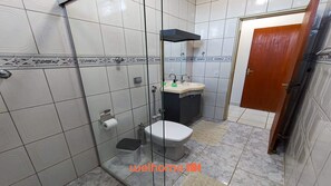 Shower, towels - Apartamento em Delfinopolis com Ar Condicionado (Delfinópolis)