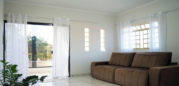 TV - Apartamento em Delfinopolis com Vista Linda (Delfinópolis)