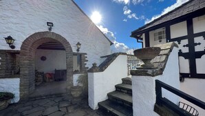 A stone staircase leading to a white building with a black and white facade. - Pentre Cerrig Country House (Mold)