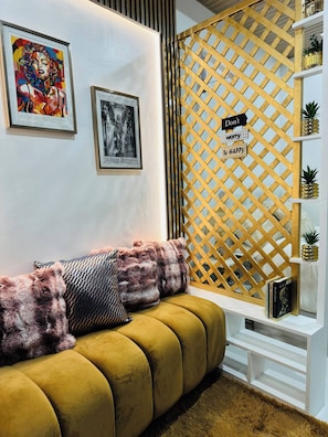 Room, 1 Bedroom | Ruang tamu | Buku-buku
