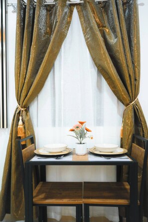Room, 1 Bedroom | Dining