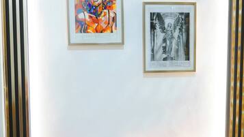 Room, 1 Bedroom | Living room | Books