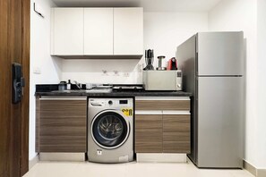 The Softline Studio @ G-Cribs (B18-F5) | Yksityinen keittiö | Jääkaappi, mikroaaltouuni, uuni, liesi