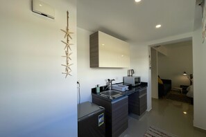 The Senseful Studio @ G Cribs (B12-F1) | Yksityinen keittiö | Jääkaappi, mikroaaltouuni, uuni, liesi