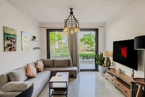 Cordial & Cozy 1 BDR @ G Cribs (B17-G5) | Aire de séjour | Téléviseur connecté de 55 po avec télévision par satellite