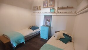 2 habitaciones, tabla de planchar con plancha y ropa de cama 