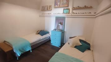 2 bedrooms, iron/ironing board, bed sheets
