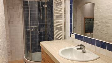 Een haardroger, handdoeken, toiletpapier