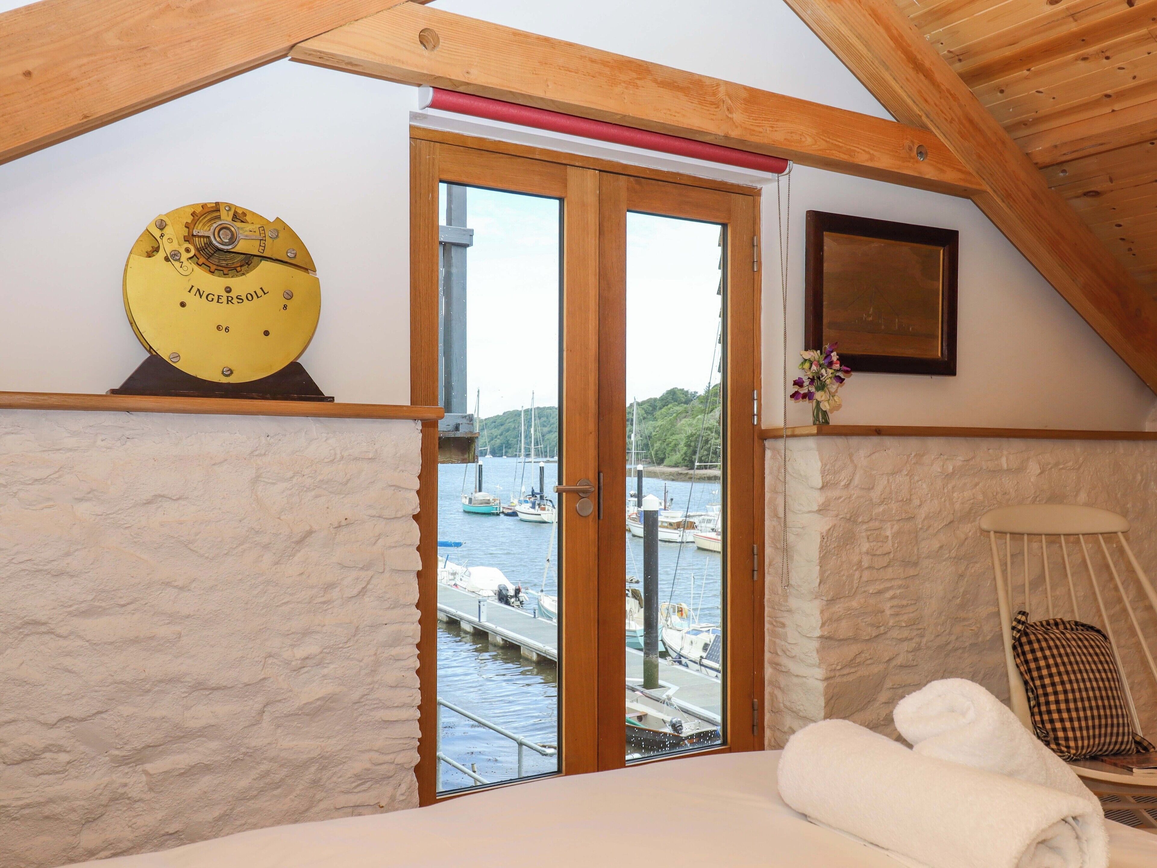 3 عدّة غرف نوم وبديكورات فريدة لكل غرفة وطراز فريد لكل وحدة