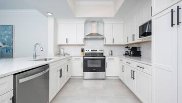Condo, 3 Bedrooms | Private kitchen