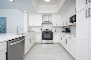 Appart'hôtel, 3 chambres | Cuisine privée | Réfrigérateur, four, cafetière/bouilloire