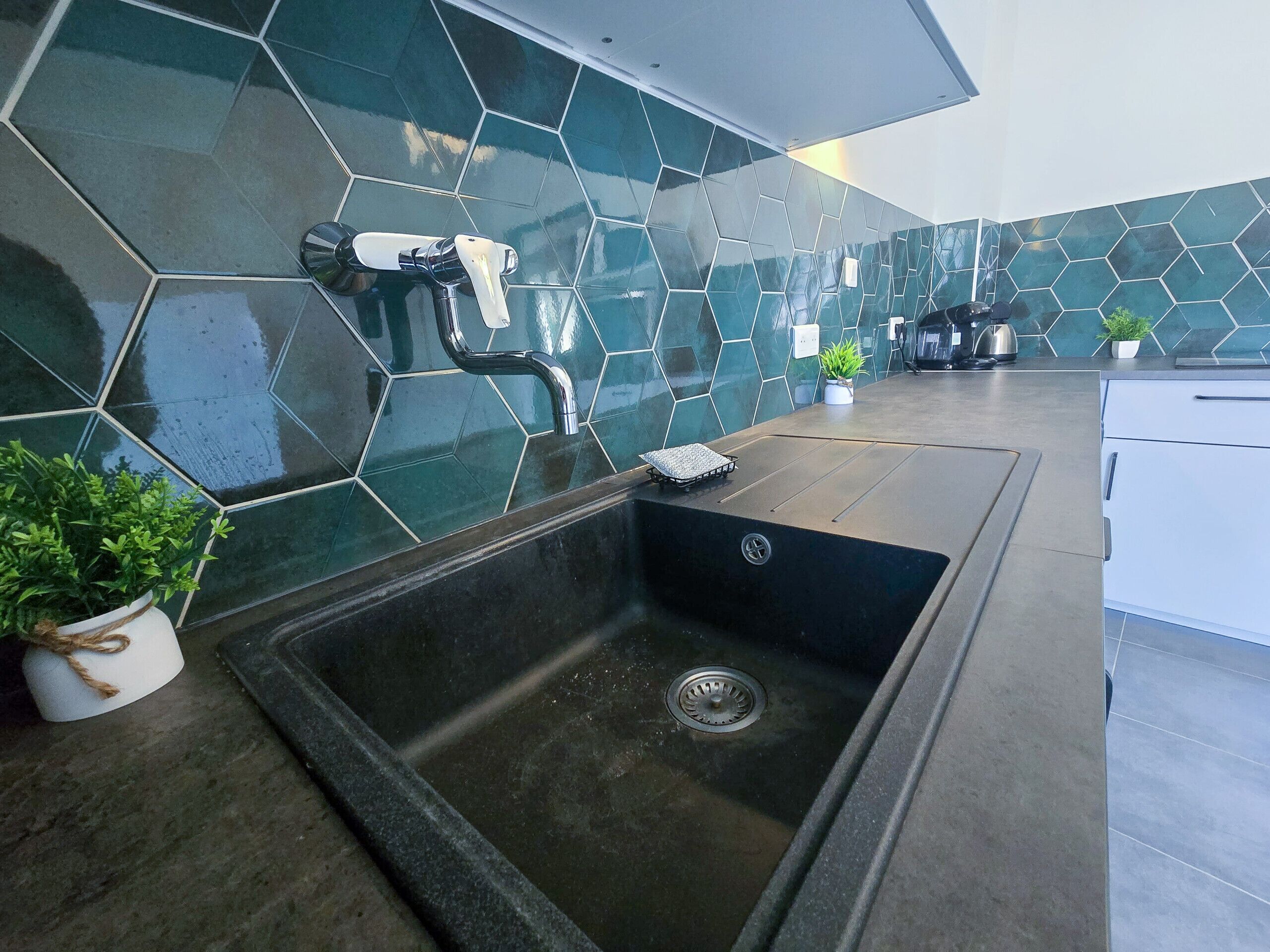 Een koelkast, een magnetron, een oven, een koffiezetapparaat/waterkoker