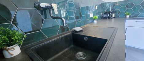 Kühlschrank, Mikrowelle, Ofen, Wasserkocher mit Kaffee-/Teezubehör