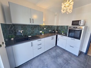 Réfrigérateur, four à micro-ondes, un four, cafetière-théière