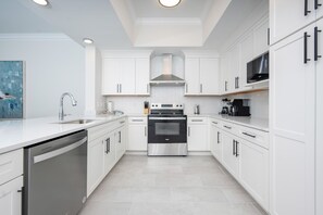 Appart'hôtel, 3 chambres | Cuisine privée | Réfrigérateur, four, cafetière/bouilloire