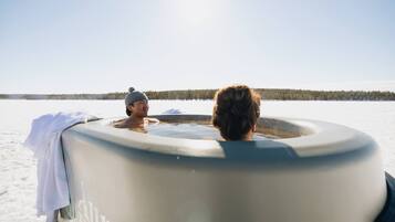 Cabane, 1 chambre, balcon | Bain à remous extérieur