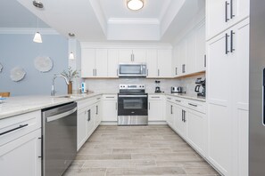Appart'hôtel, 3 chambres | Cuisine privée | Réfrigérateur, four, cafetière/bouilloire