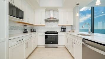 Condo, 4 quartos | Cozinha privada | Geladeira, fogão, cafeteira/chaleira