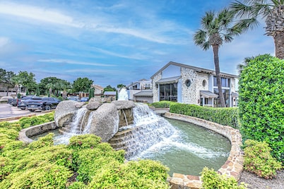 Waterfront Condo for 4 | Resort Pool & Lake View!