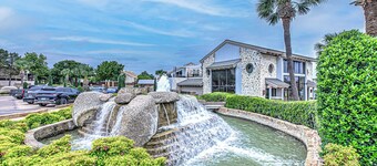 Waterfront Condo for 4 | Resort Pool & Lake View!