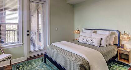 Waterfront Condo for 4 | Resort Pool & Lake View!