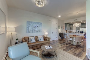 TV - Waterfront Condo for 4 | Resort Pool & Lake View! (Horseshoe Bay)