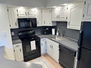 Refrigerador, microondas, horno, placa de cocina