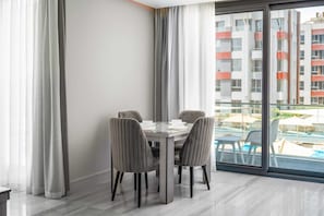 Basic Apartment | Dining