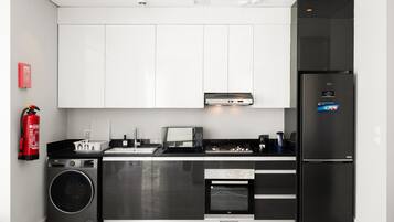 Basic Apartment | Private kitchen | Fridge, microwave, oven, stovetop