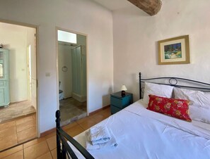 Silitysrauta/-lauta, Wi-Fi, vuodevaatteet