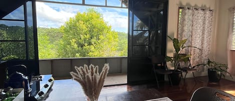 Maison, 1 chambre, patio, vue sur la montagne | Salle à manger