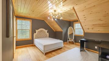 5 bedrooms, in-room safe, desk, iron/ironing board