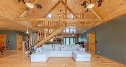 Private 5 BR cabin on 56 acres. Hot tub, Hunt, fish, and near the lake and town