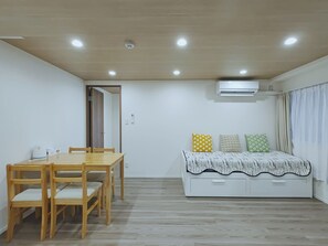 โต๊ะทำงาน, เตารีด/โต๊ะรีดผ้า, Wi-Fi ฟรี, ผ้าปูที่นอน