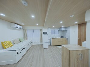 คอมฟอร์ทอพาร์ทเมนท์ | โต๊ะทำงาน, ��เตารีด/โต๊ะรีดผ้า, Wi-Fi ฟรี, ผ้าปูที่นอน