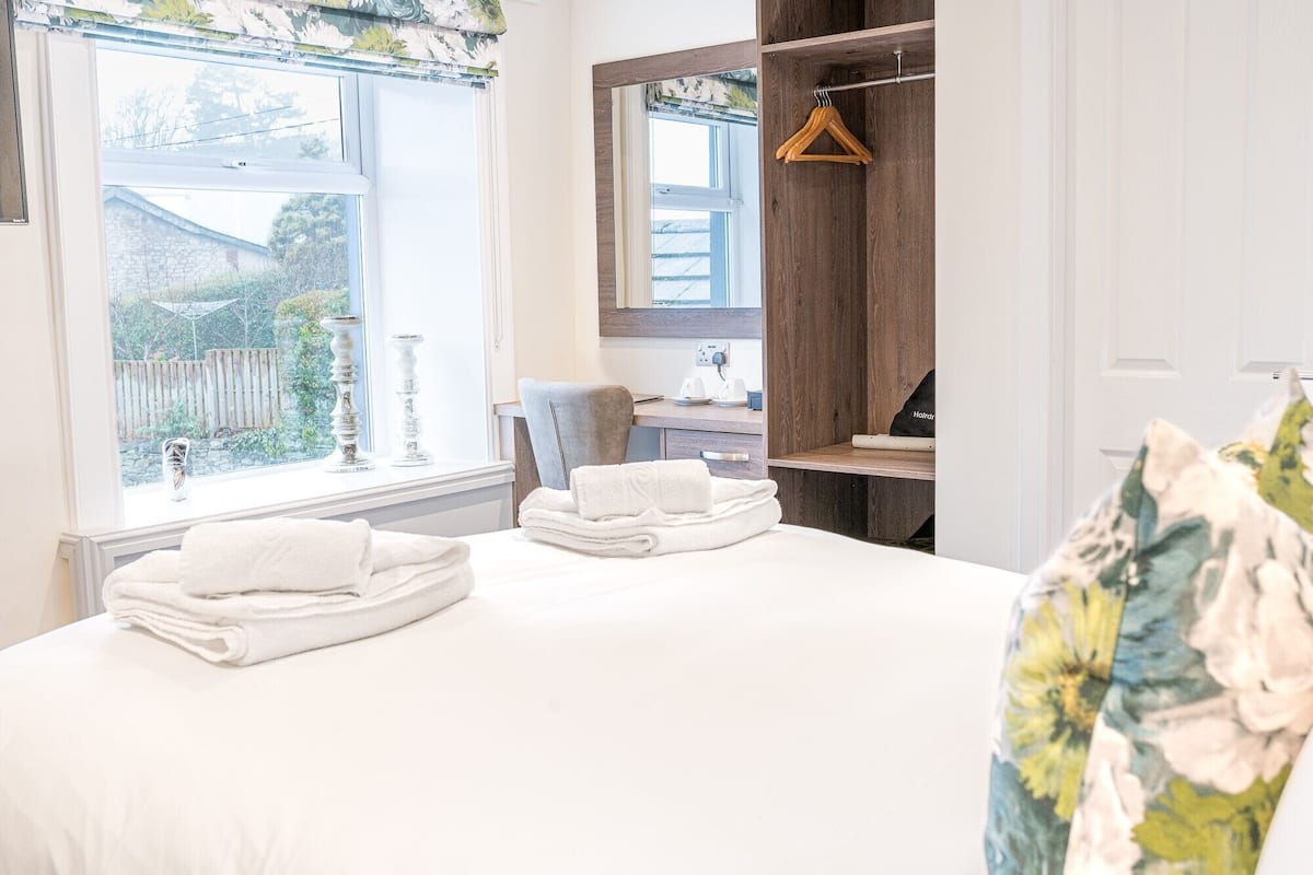 Quarto casal luxo (1st Floor) | Quartos à prova de som, Wi-Fi de cortesia