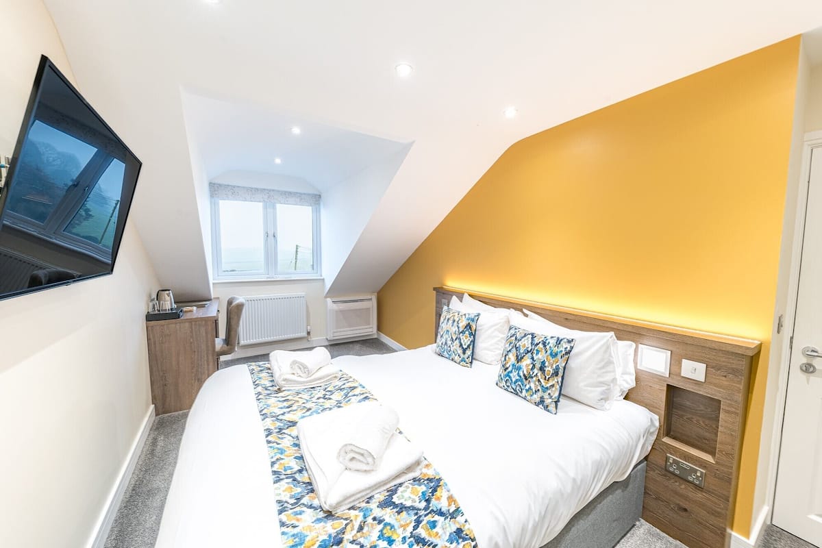Quarto casal (Deluxe King 2nd Floor) | Quartos à prova de som, Wi-Fi de cortesia