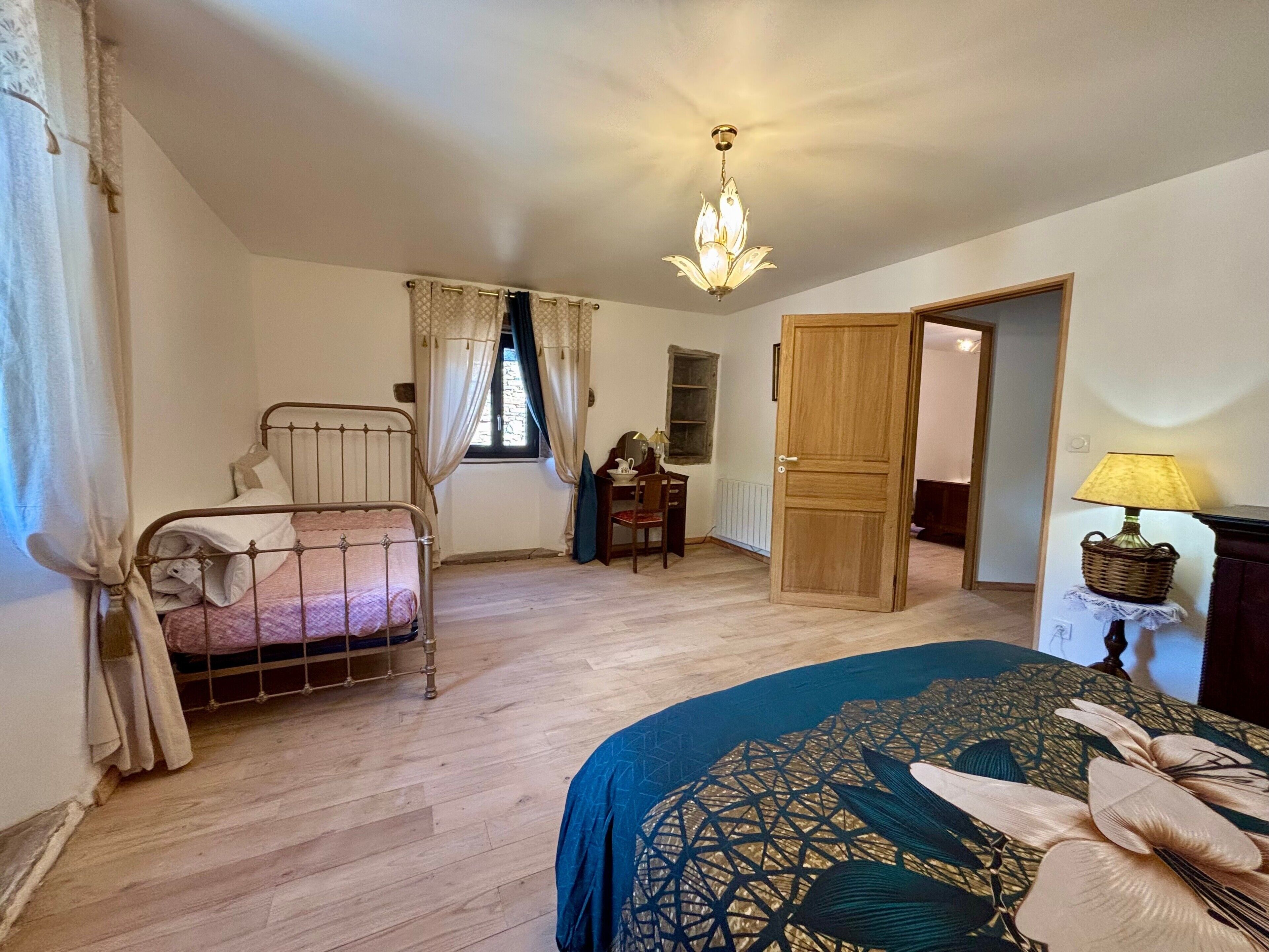 2 bedrooms, desk, iron/ironing board, WiFi