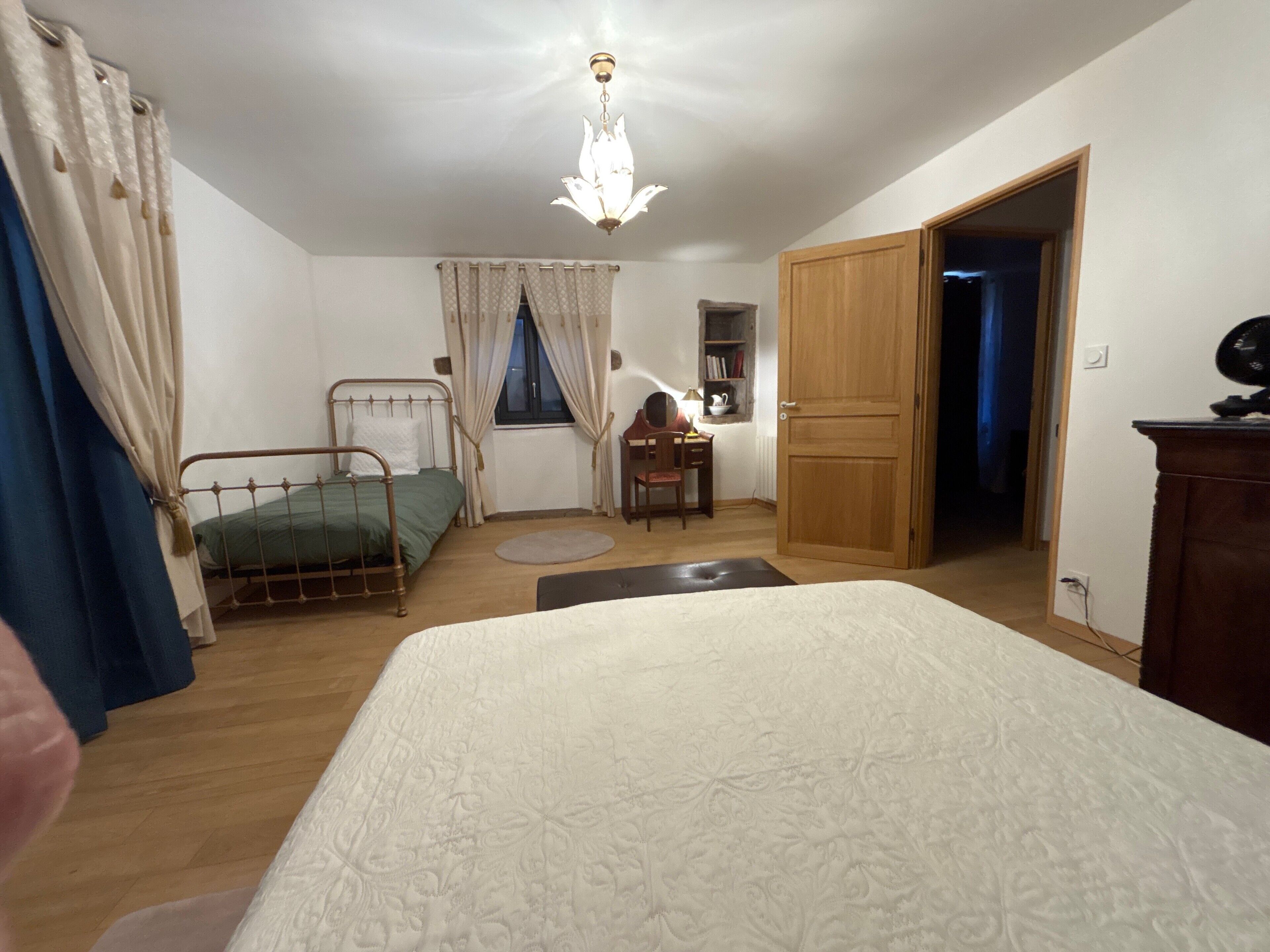 2 bedrooms, desk, iron/ironing board, WiFi