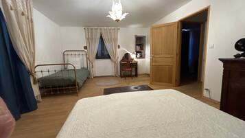 2 bedrooms, desk, iron/ironing board, WiFi