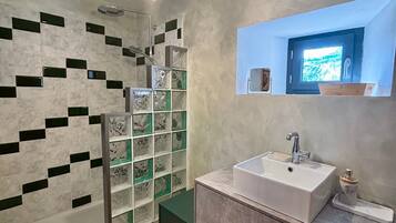 Bruser, gratis toiletartikler, hårtørrer