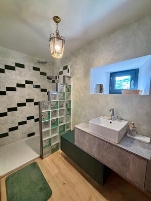 Suihku, ilmaiset hygieniatuotteet, hiustenkuivaaja