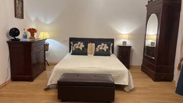 2 bedrooms, desk, iron/ironing board, WiFi
