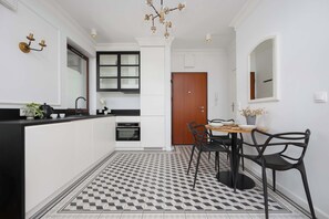 Fridge, oven, stovetop, dishwasher