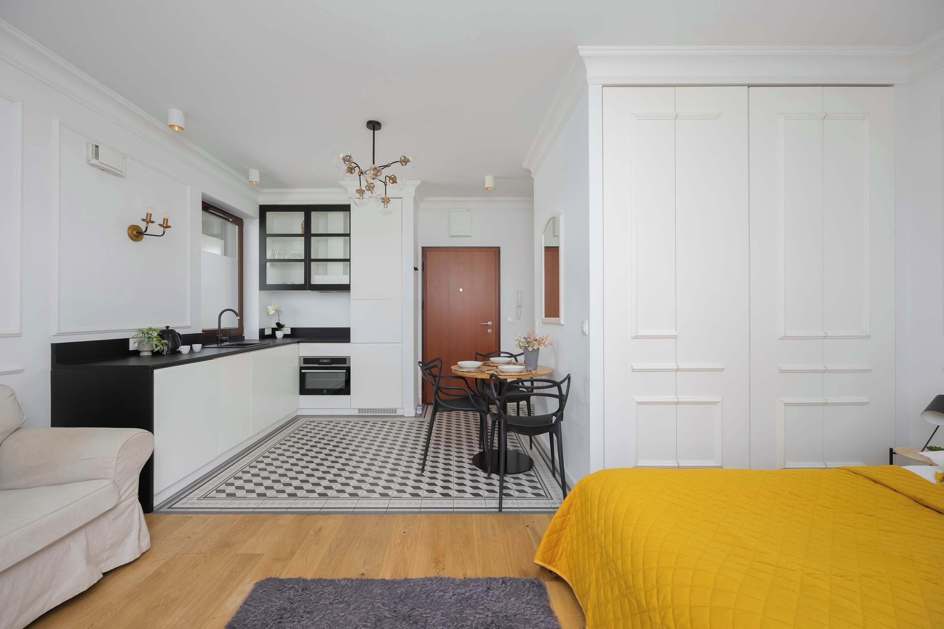 Tabla de planchar con plancha, cuna de viaje, wifi y ropa de cama 