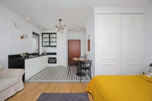 Iron/ironing board, travel cot, WiFi, bed sheets