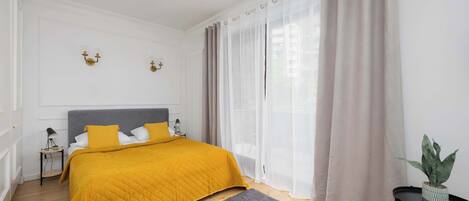 Tabla de planchar con plancha, cuna de viaje, wifi y ropa de cama