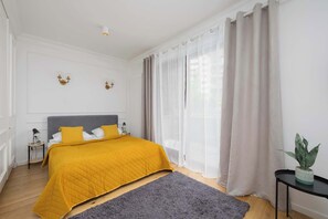 Iron/ironing board, travel cot, WiFi, bed sheets