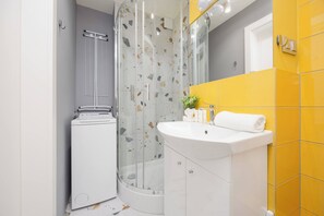 Dusche, Haartrockner, Handtücher, Shampoo