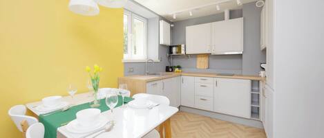 Réfrigérateur, micro-ondes, plaque de cuisson, lave-vaisselle